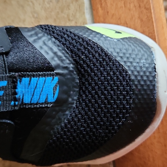 Nike boys black with yellow swoosh shoes size 7 - Picture 8 of 10